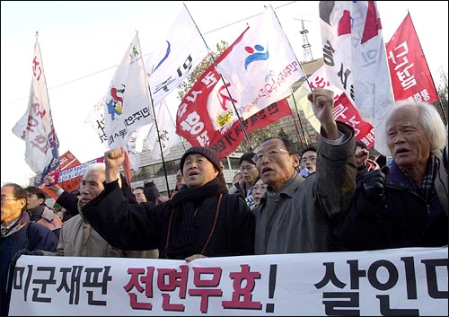 27일 오후 여중생 사건 관련 민주노총과 한국노총이 주최한 노동자 결의대회에 이어 같은 장소에서 '제1차 범국민시국대회'가 열렸다. 